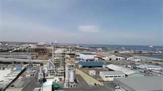 八戸バイオマス発電では間伐材など年間約１３万トンの木質チップを燃料として活用する＝青森県八戸市