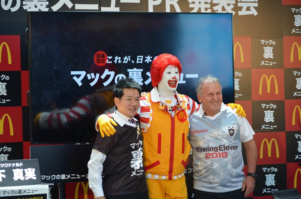 日本マクドナルドのイベントにサッカー日本代表元監督のジーコ氏（右）が登場し、Ｗ杯への声援を呼びかけた＝４日、東京都世田谷区（平尾孝撮影）
