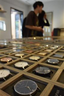 Ｋｎｏｔの東京・吉祥寺の店舗。腕時計の本体５０種類以上、ベルト９０種類以上が並ぶ