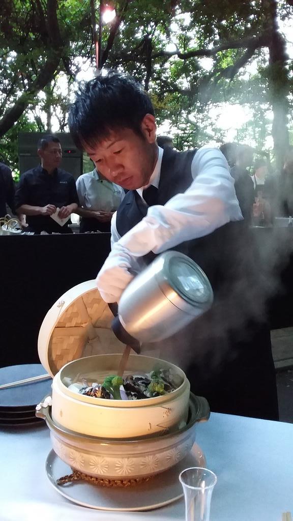 テーブルでパフォーマンスを見せるスタッフ。川田シェフを支える裏方も大活躍