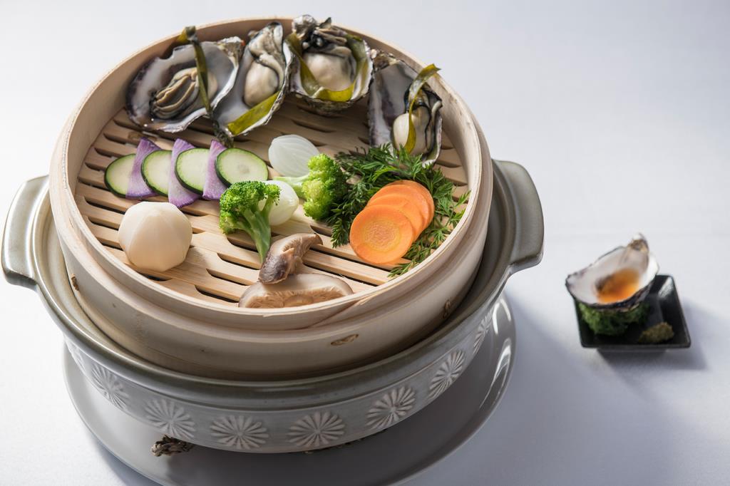 地元の野菜や牡蠣を中国茶で蒸した「岩香蒸山海」