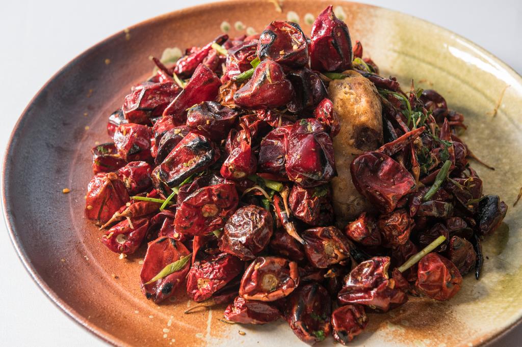 「峨眉山排骨」。唐辛子が目を引くが、口にすると桜王豚の脂の旨みが広がる