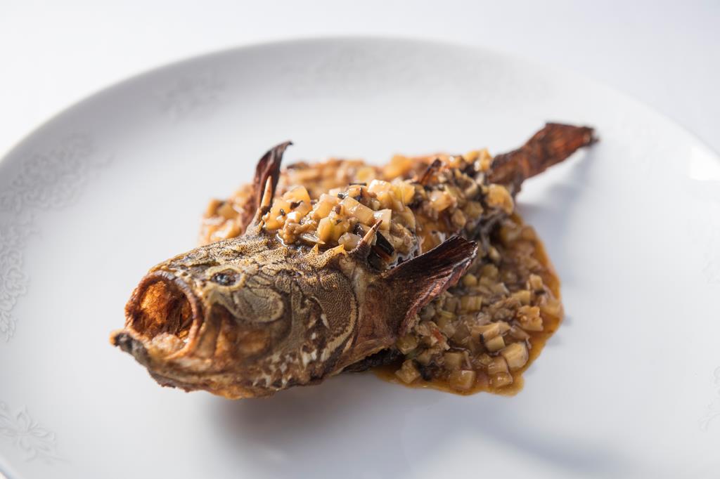 鬼の形相の三島フグを使った「国東的良鬼」。地元で採れたこだわりの白米と