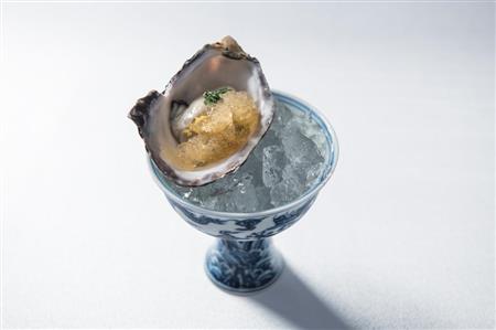 「国東開胃菜」。味わい深いオイスターに、日本と中国の古酒の香りをプラス