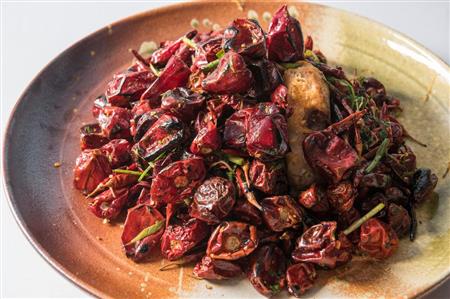 「峨眉山排骨」。唐辛子が目を引くが、口にすると桜王豚の脂の旨みが広がる