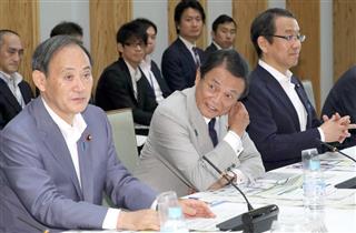 経協インフラ戦略会議に臨む(左手前から)菅義偉官房長官、麻生太郎副総理兼財務相ら=7日午後、首相官邸(春名中撮影) 経協インフラ戦略会議に臨む(左手前から)菅義偉官房長官、麻生太郎副総理兼財務相ら=7日午後、首相官邸(春名中撮影)