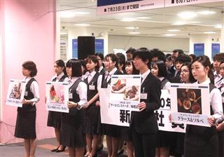 決起集会でお中元のギフトを紹介する新入社員たち＝７日午前、水戸市泉町（永井大輔撮影）