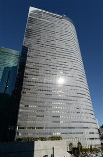 電通本社ビル＝東京都港区（伴龍二撮影）