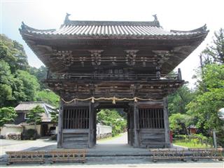 再建工事に入る前の仁王門。解体に伴う調査で宝永3(1706)年に完成したことが判明した=三重県多気町丹生の丹生山神宮寺 再建工事に入る前の仁王門。解体に伴う調査で宝永3(1706)年に完成したことが判明した=三重県多気町丹生の丹生山神宮寺
