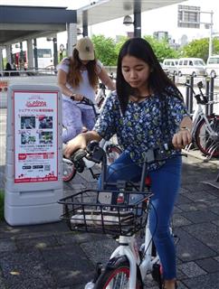 「シェアサイクル」を利用する観光客ら＝京都市東山区の京阪三条駅前（西川博明撮影）