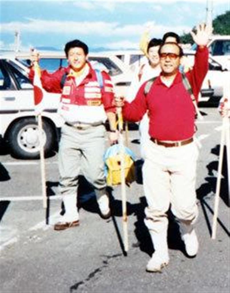1988年7月、富士山登山のひとこま。泰江さん（右）と豊田章男社長（写真提供＝泰江孝男さん）