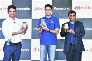 パナソニックが開発したスマートフォン専用アプリの画面を示す現地法人のマニッシュ・シャルマ社長（中央）＝２日、インド北部アラハバード（同社提供・共同）