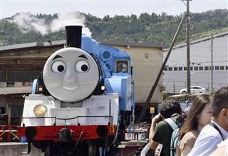 大井川鉄道の新金谷駅で出発を待つＳＬのトーマス号＝９日午前、静岡県島田市