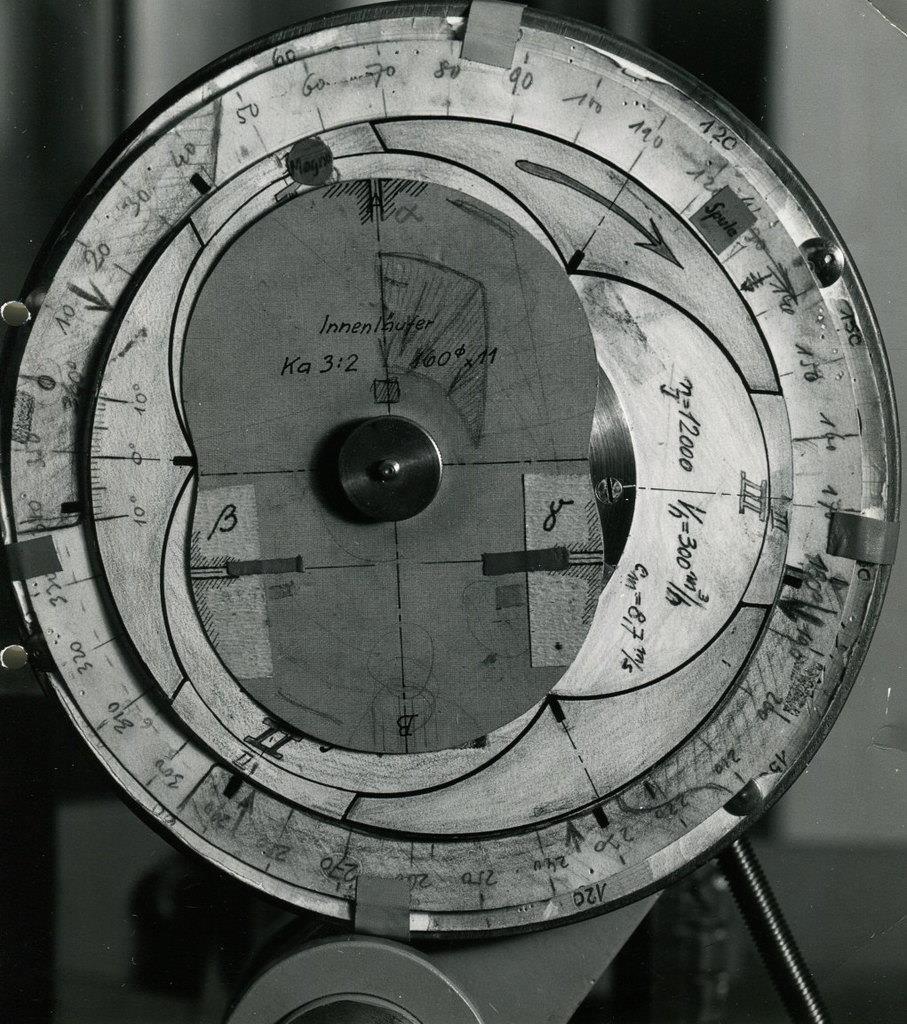 ヴァンケル研究所の別案RE。燃焼室も回転するDKMの一種で、アペックスシールが内側回転ハウジングに設けられている