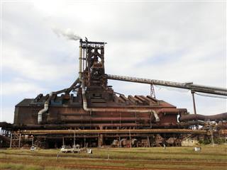 「日本製鉄」に社名変更する新日鉄住金の君津製鉄所。同社は海外進出を加速する一方、国内では合理化による競争力再強化に取り組んでいる＝千葉県君津市