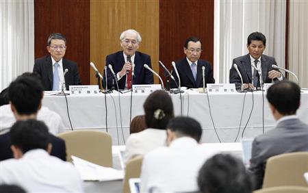 社名変更の記者会見をする新日鉄住金の進藤孝生社長（左から２人目）ら＝５月１６日、東京都中央区の鉄鋼会館