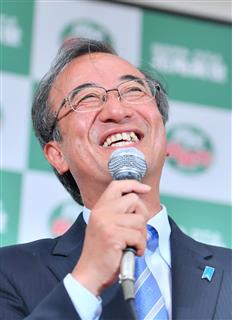 当選確実の一報を受け、笑顔の花角英世氏＝１０日午後、新潟市中央区（宮崎瑞穂撮影）