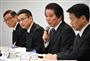 品質不正の最終調査報告について記者会見する三菱マテリアルの竹内章社長（右から２人目）＝３月２８日午後、東京都文京区