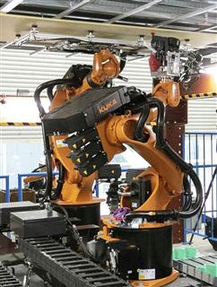 清水建設が現場に導入する天井施工用のロボット（同社提供）