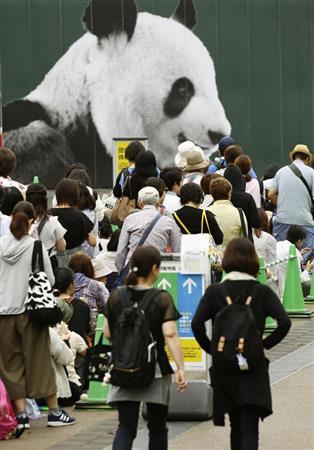 東京・上野動物園の開園を待つ多くの人たち＝１２日午前