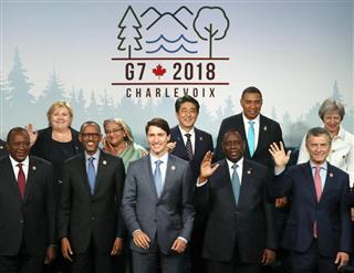 Ｇ７サミットの拡大会合で、記念写真に納まる安倍首相（後列中央）と各国首脳ら＝９日、カナダ・シャルルボワ（代表撮影・共同）