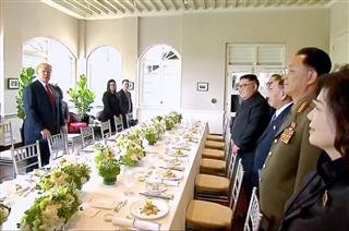 昼食会に臨むトランプ米大統領（左端）と北朝鮮の金正恩朝鮮労働党委員長（右奥）＝１２日、シンガポール（ＡＰ）
