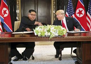共同声明の署名式で握手する北朝鮮の金正恩朝鮮労働党委員長(左)とトランプ米大統領=12日、シンガポール(ロイター) 共同声明の署名式で握手する北朝鮮の金正恩朝鮮労働党委員長(左)とトランプ米大統領=12日、シンガポール(ロイター)