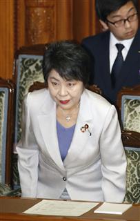 参院本会議で改正民法などが可決、成立し、一礼する上川法相=13日午前 参院本会議で改正民法などが可決、成立し、一礼する上川法相=13日午前