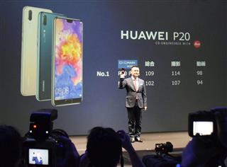 華為技術日本が行った新型スマホ「ＨＵＡＷＥＩＰ２０」発表会見＝１１日午後、東京都新宿区