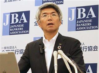 記者会見する全国銀行協会の藤原弘治会長＝１４日、東京都千代田区