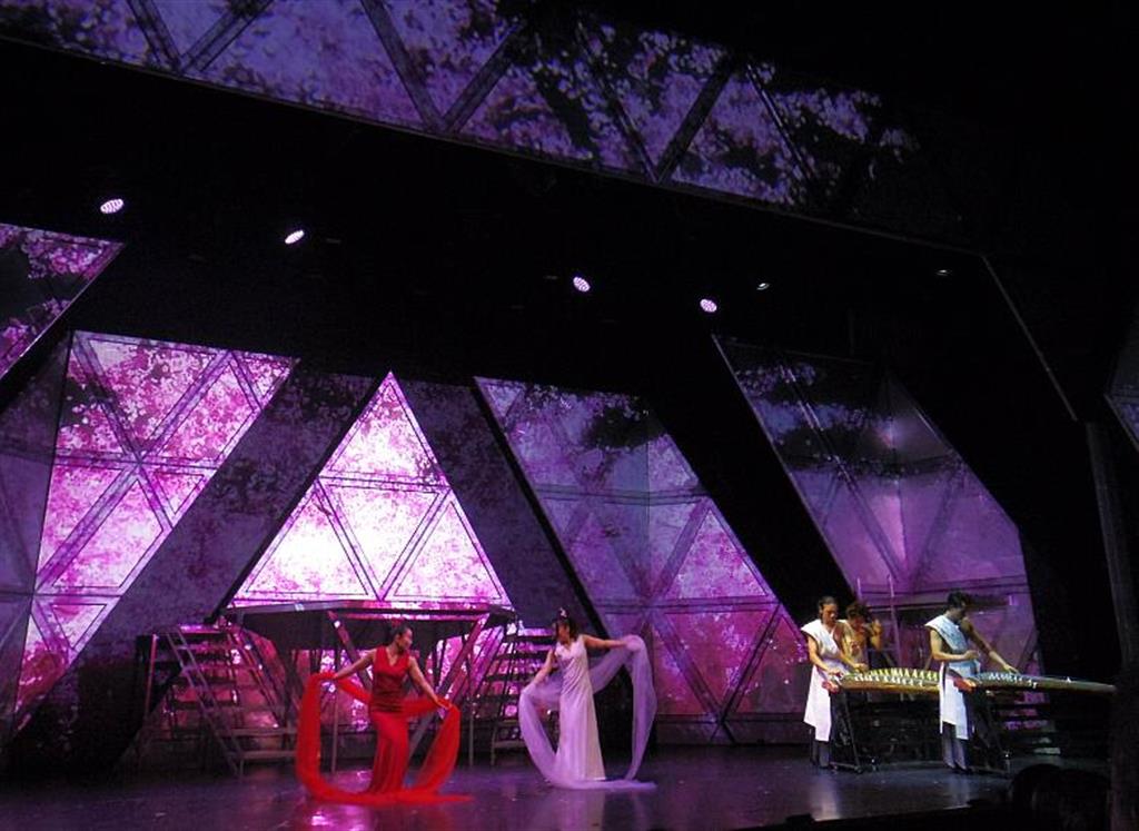 森や波、桜の花びらなどが映し出されて変化していくステージ