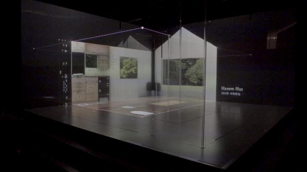 光と映像によって様々な部屋が空間に再現されていく「パワー・オブ・スケール」（提供写真）