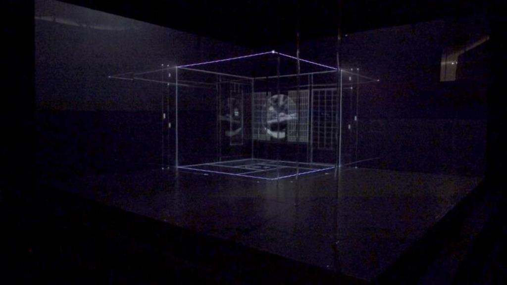 光と映像によって様々な部屋が空間に再現されていく「パワー・オブ・スケール」（提供写真）