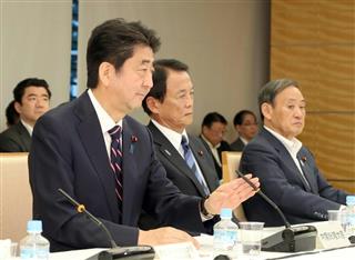 経済財政諮問会議に臨む(手前から)安倍晋三首相、麻生太郎副総理兼財務相、菅義偉官房長官=5日午後、首相官邸 経済財政諮問会議に臨む(手前から)安倍晋三首相、麻生太郎副総理兼財務相、菅義偉官房長官=5日午後、首相官邸