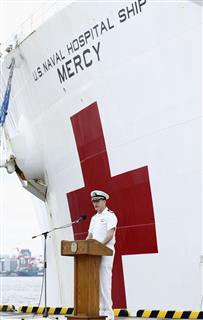 米病院船「マーシー」の歓迎式典でスピーチするデビッド・ブレッツ大佐＝１６日午前、東京都大田区の大井水産物埠頭