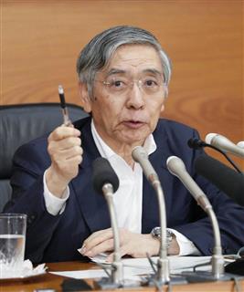 金融政策決定会合後に記者会見する日銀の黒田総裁=15日午後、日銀本店 金融政策決定会合後に記者会見する日銀の黒田総裁=15日午後、日銀本店