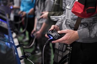 ゲームショーで新作ゲームを試遊する男性=パリ(AP) ゲームショーで新作ゲームを試遊する男性=パリ(AP)
