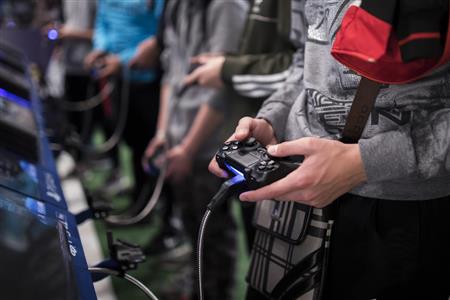ゲームショーで新作ゲームを試遊する男性＝パリ（ＡＰ）
