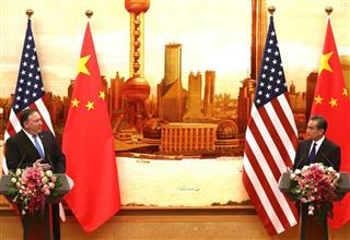 中国の王毅国務委員兼外相(右)とポンペオ米国務長官=14日、北京(UPI=共同) 中国の王毅国務委員兼外相(右)とポンペオ米国務長官=14日、北京(UPI=共同)