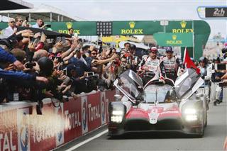 自動車耐久レースの第８６回ルマン２４時間で初優勝し、祝福されるトヨタ８号車とドライバーたち＝１７日、フランス西部ルマン（ゲッティ＝共同）