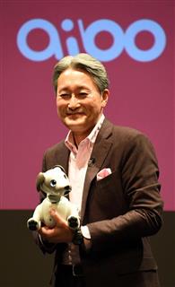 aiboを紹介するソニーの平井一夫社長=1日、東京都港区(宮川浩和撮影) aiboを紹介するソニーの平井一夫社長=1日、東京都港区(宮川浩和撮影)