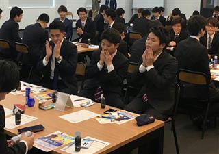 マンダムが帝京大学の学生向けに開いた身だしなみセミナー=7日、東京都八王子市 マンダムが帝京大学の学生向けに開いた身だしなみセミナー=7日、東京都八王子市