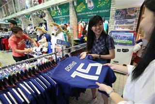 サッカーショップＫＡＭＯ原宿店に設けられた日本代表コーナー。コロンビア戦に勝利したことで客の関心も高い＝２０日、東京都渋谷区