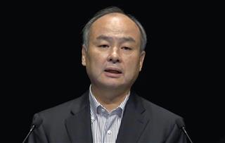 株主総会に登壇し、モニター画面に映るソフトバンクグループの孫正義会長兼社長＝２０日午前、東京都内