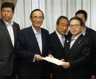 エネルギー基本計画の見直しに関する提言を世耕弘成経済産業相(右端)に手渡す自民党の電力安定供給推進議員連盟の細田博之会長(左から2人目)=20日、経産省 エネルギー基本計画の見直しに関する提言を世耕弘成経済産業相(右端)に手渡す自民党の電力安定供給推進議員連盟の細田博之会長(左から2人目)=20日、経産省