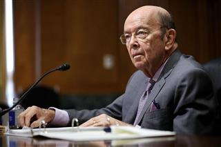 20日、米上院財政委員会に出席したロス商務長官=ワシントン(ゲッティ=共同) 20日、米上院財政委員会に出席したロス商務長官=ワシントン(ゲッティ=共同)