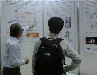 アンモニアを活用したエネルギー技術をパネルで紹介した科学技術振興機構のブース=横浜市西区 アンモニアを活用したエネルギー技術をパネルで紹介した科学技術振興機構のブース=横浜市西区