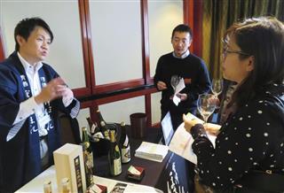 オーストラリア・シドニーで開かれた日本酒の商談会に参加した、ほまれ酒造の唐橋裕幸社長(左)=21日(共同) オーストラリア・シドニーで開かれた日本酒の商談会に参加した、ほまれ酒造の唐橋裕幸社長(左)=21日(共同)