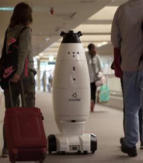 明大発ロボットベンチャー、ＳＥＱＳＥＮＳＥが開発した自律移動型警備ロボット「ＳＱ２」（同社提供）