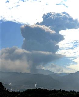 爆発的噴火を起こし噴煙を上げる霧島連山・新燃岳＝２２日午前、鹿児島県霧島市から